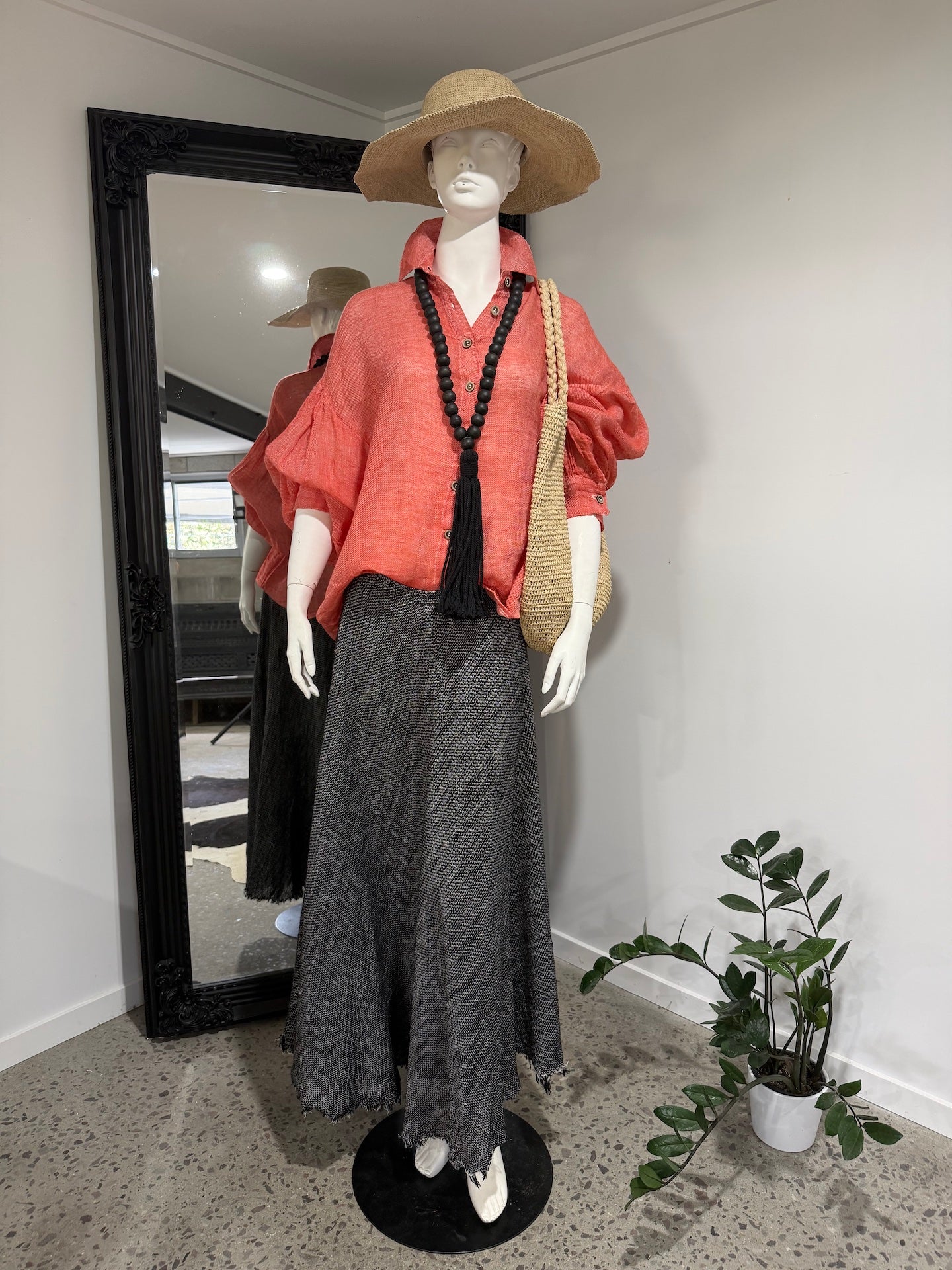 Mannequin Modelling Estilo Emporio Exclusive Maxi Ruota Skirt in Aida Pesante Black - Skirts LUXAMORE