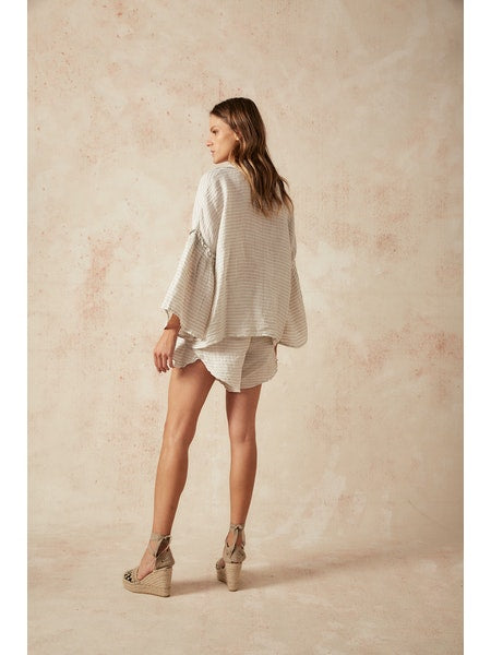 Woman Wearing Estilo Emporio Filly Shorts - Shorts LUXAMORE