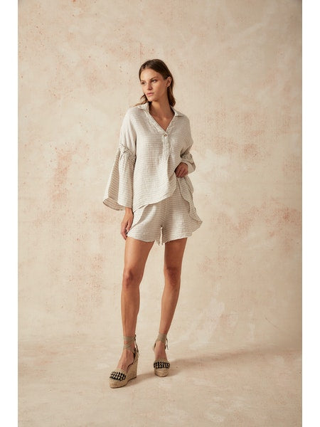 Woman Wearing Estilo Emporio Filly Shorts - Shorts LUXAMORE