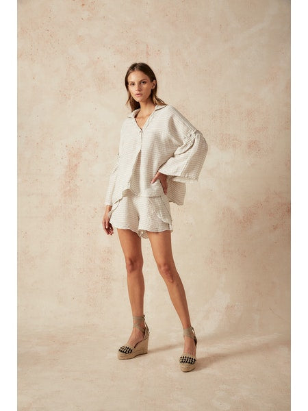 Woman Wearing Estilo Emporio Filly Shorts - Shorts LUXAMORE