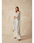Woman Wearing Estilo Emporio La Vista Linen Dress - Binario - Dress LUXAMORE