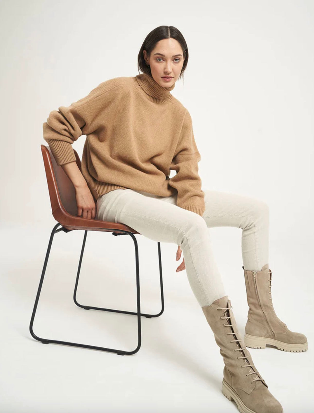 Woman Wearing Estilo Emporio Linen Stretch Pant - Natural - Pants LUXAMORE