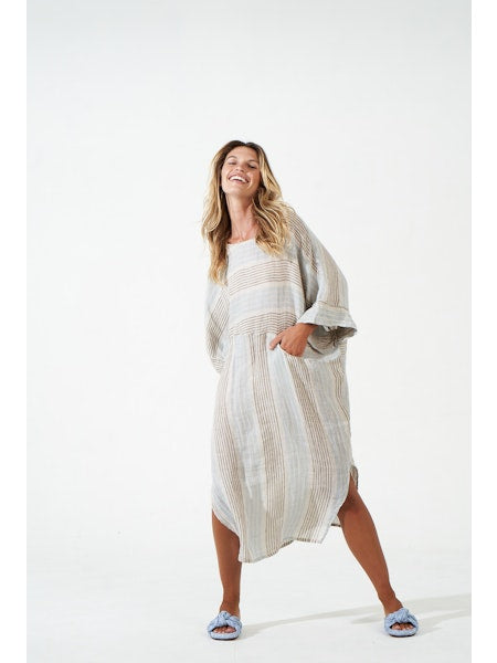 Woman Wearing Estilo Emporio Nebbilio Linen Dress - Binario - Dress LUXAMORE