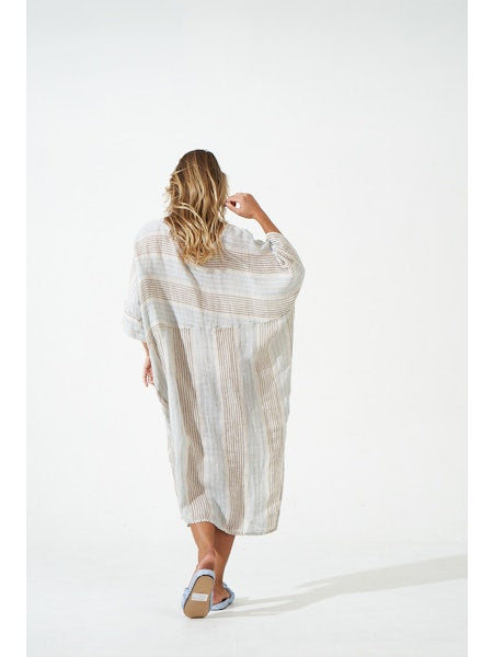 Woman Wearing Estilo Emporio Nebbilio Linen Dress - Binario - Dress LUXAMORE