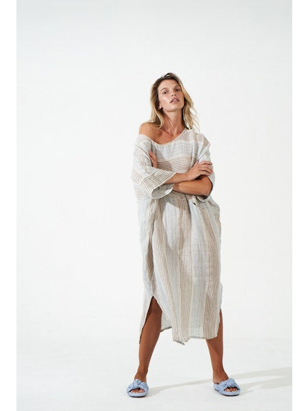 Woman Wearing Estilo Emporio Nebbilio Linen Dress - Binario - Dress LUXAMORE