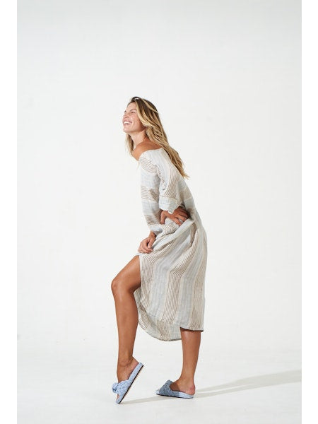 Woman Wearing Estilo Emporio Nebbilio Linen Dress - Binario - Dress LUXAMORE