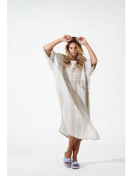 Woman Wearing Estilo Emporio Nebbilio Linen Dress - Binario - Dress LUXAMORE