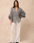 Woman Wearing Estilo Emporio Oboe Linen Shirt - Rete Nero - Top LUXAMORE