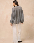 Woman Wearing Estilo Emporio Oboe Linen Shirt - Rete Nero - Top LUXAMORE