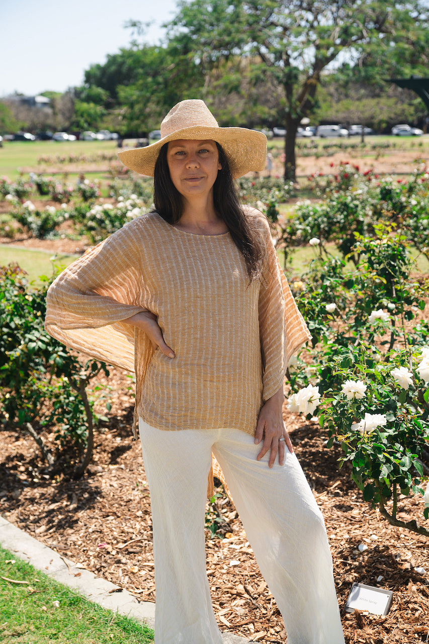 Woman Wearing Exclusive: Estilo Emporio Parla Top - Papagallo Oro - Tops LUXAMORE