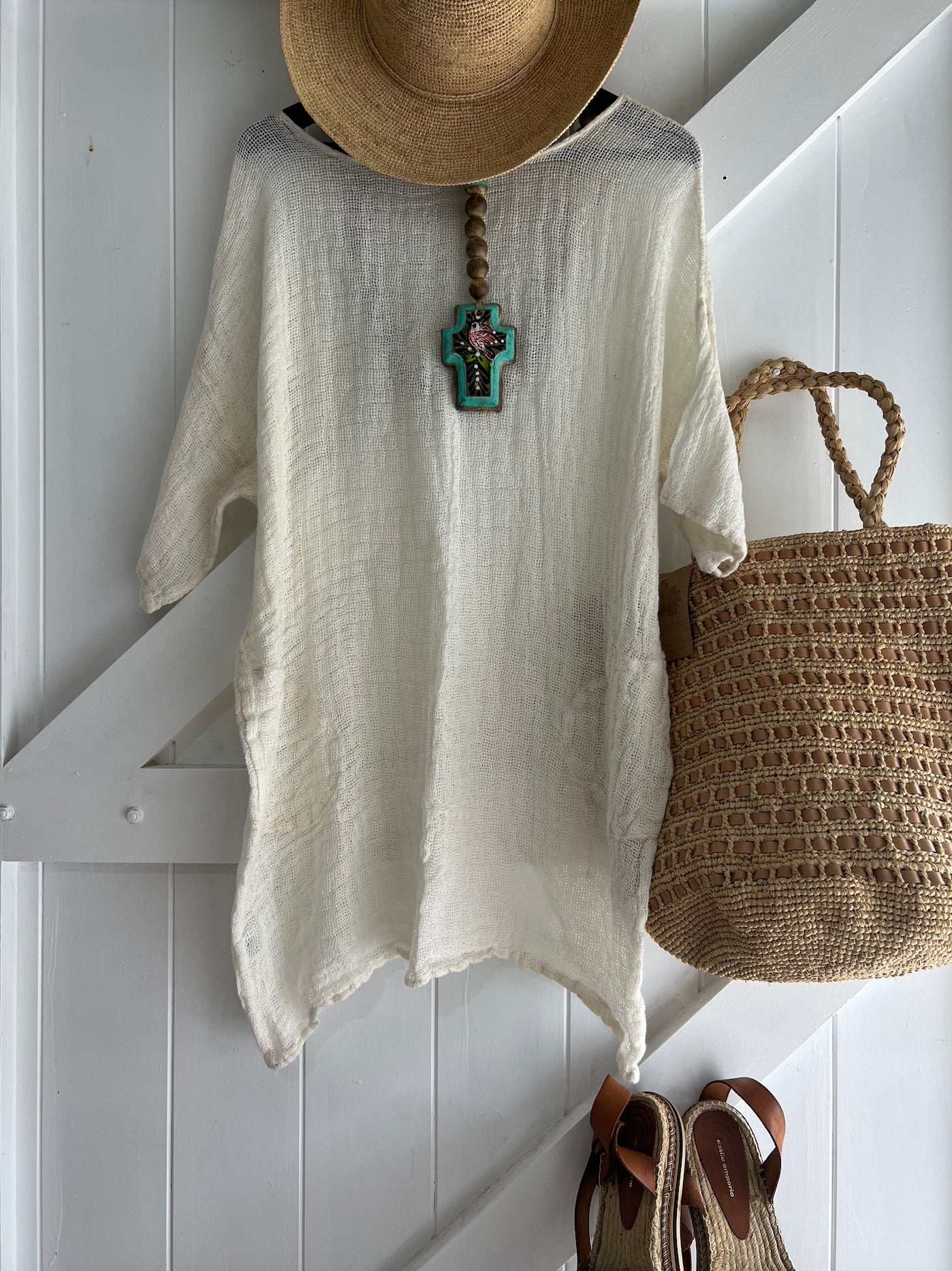 Woman Wearing Estilo Emporio Shore Linen Dress - Rete Panna - Dress LUXAMORE