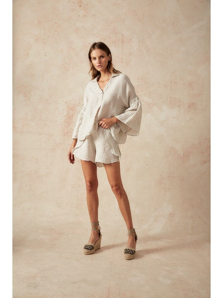 Woman Wearing Estilo Emporio Siesta Top - Set LUXAMORE