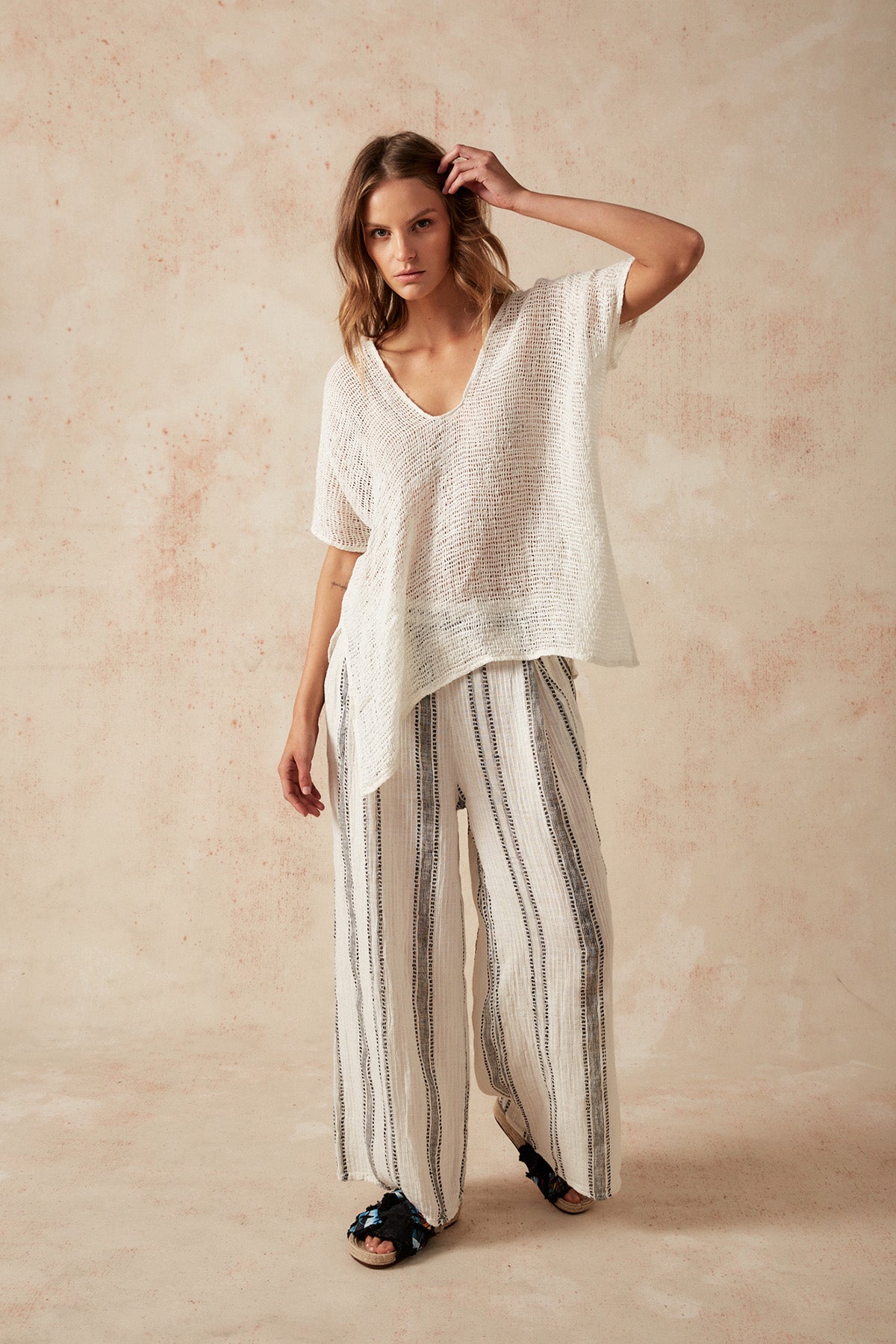 Woman Wearing Estilo Emporio Zaza Top Giorno Panna - Tops LUXAMORE