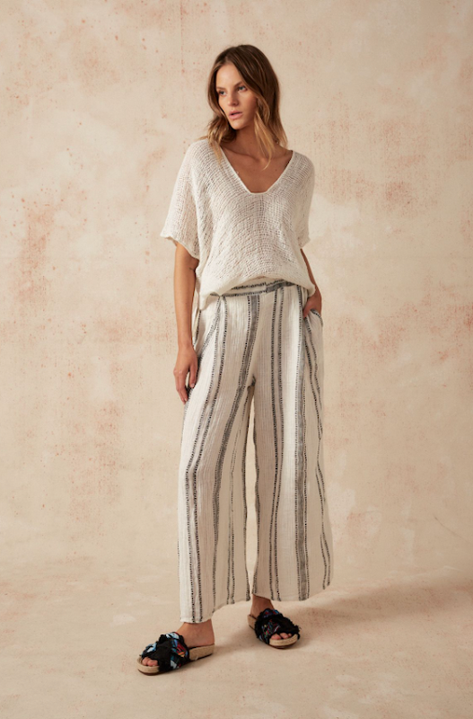 Woman Wearing Estilo Emporio Zaza Top Giorno Panna - Tops LUXAMORE