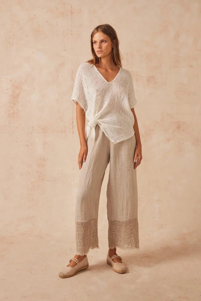 Woman Wearing Estilo Emporio Zaza Top Giorno Panna - Tops LUXAMORE