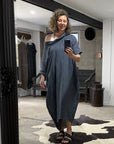 Woman taking selfie of La Bottega di Brunella VESTITO SULTANO - Pergamena linen dress LUXAMORE
