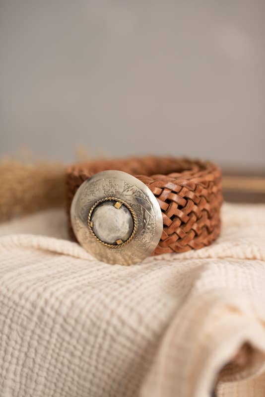 Woman Wearing CINTURON DE CUERO MARRÓN  NEPTUNO -  LUXAMORE