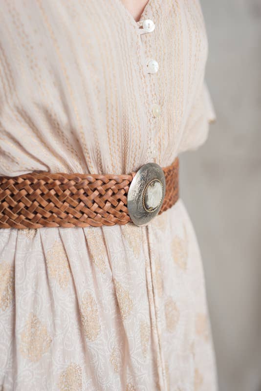 Woman Wearing CINTURON DE CUERO MARRÓN  NEPTUNO -  LUXAMORE