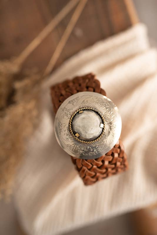 Woman Wearing CINTURON DE CUERO MARRÓN  NEPTUNO -  LUXAMORE