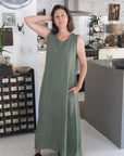 Woman Wearing Linen Dress Sleeveless Raw Edge, Maxi Made in Italy Khaki - Dress LUXAMORE