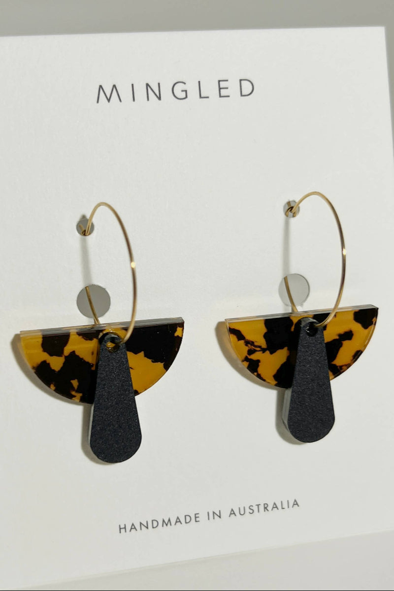 Woman Wearing Mingled Deco Hoop - Honey Tortoise Shell and Matte Black - Earrings LUXAMORE