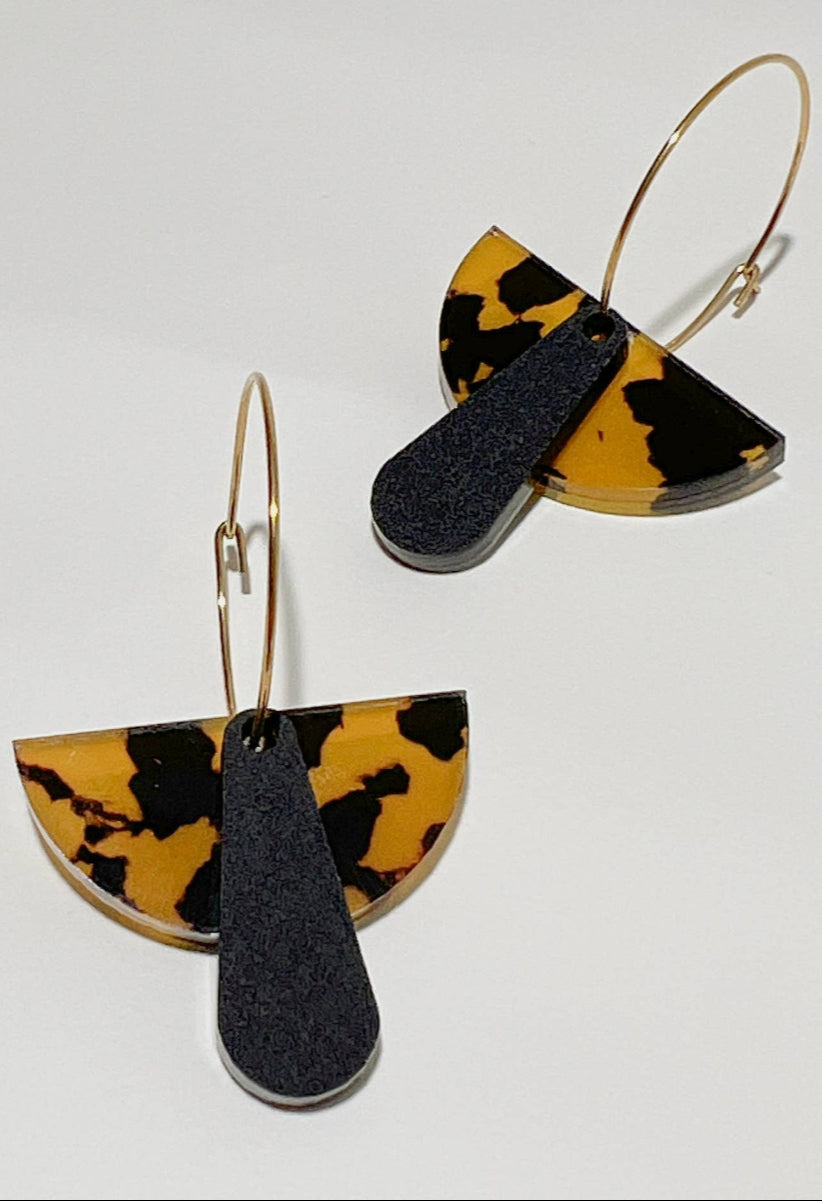 Woman Wearing Mingled Deco Hoop - Honey Tortoise Shell and Matte Black - Earrings LUXAMORE