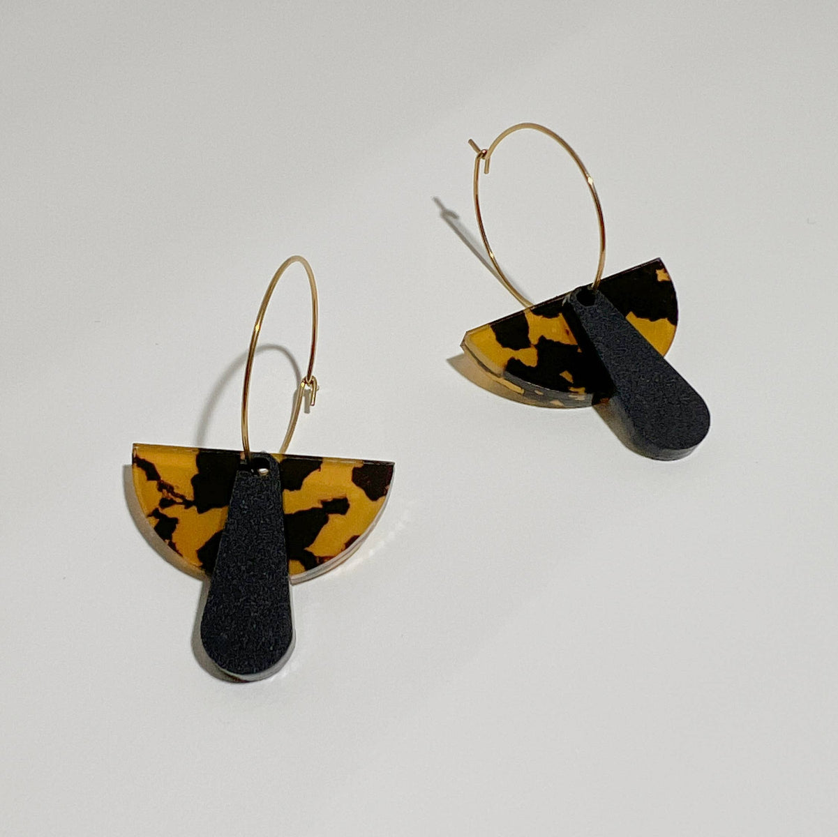 Woman Wearing Mingled Deco Hoop - Honey Tortoise Shell and Matte Black - Earrings LUXAMORE