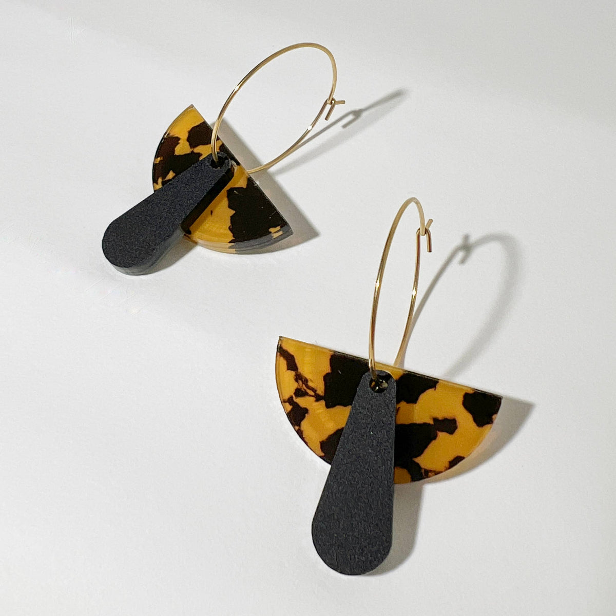 Woman Wearing Mingled Deco Hoop - Honey Tortoise Shell and Matte Black - Earrings LUXAMORE