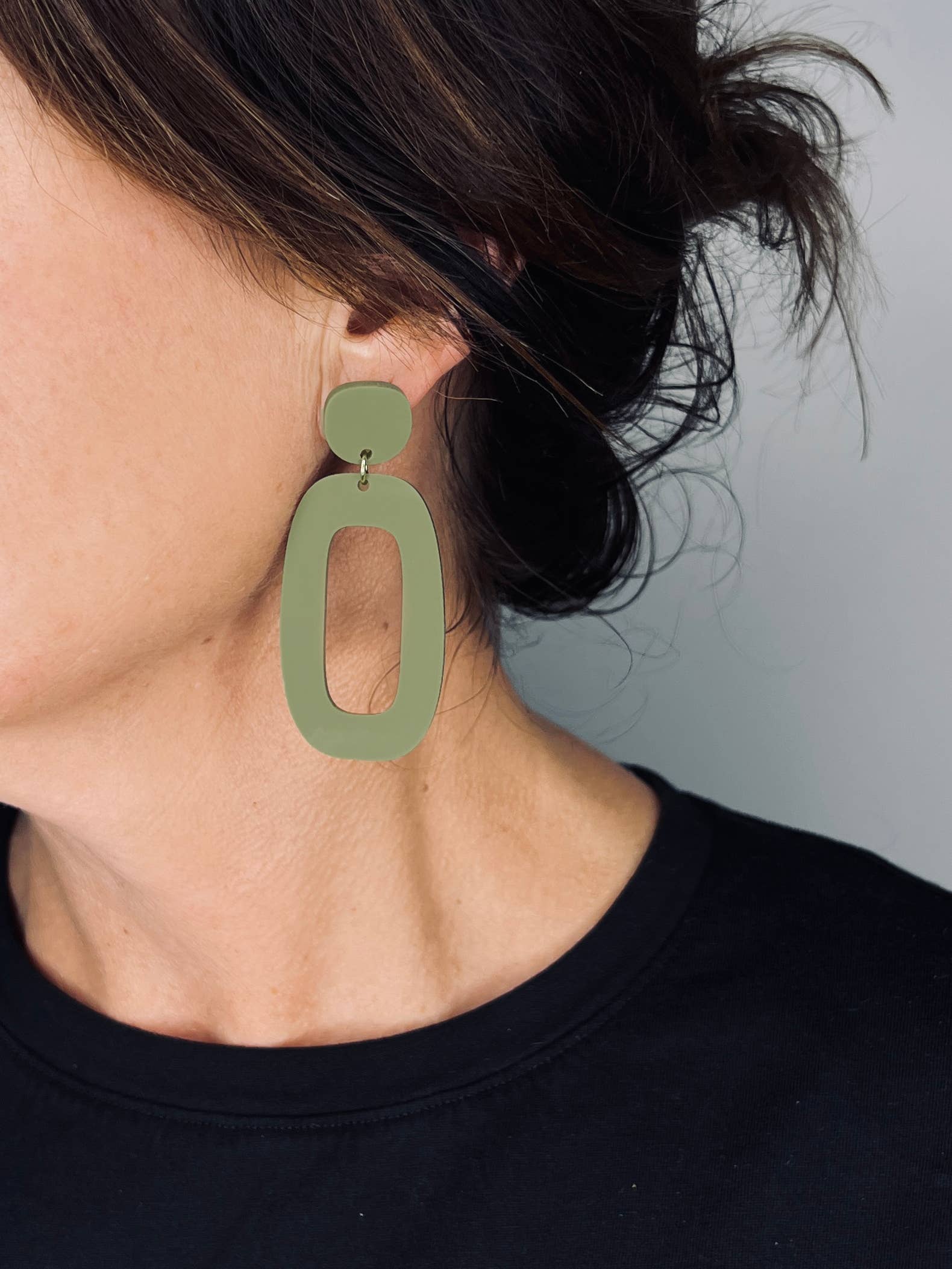 Woman Wearing Mingled RILEY Dangle Earrings in Olive Green - Earings LUXAMORE