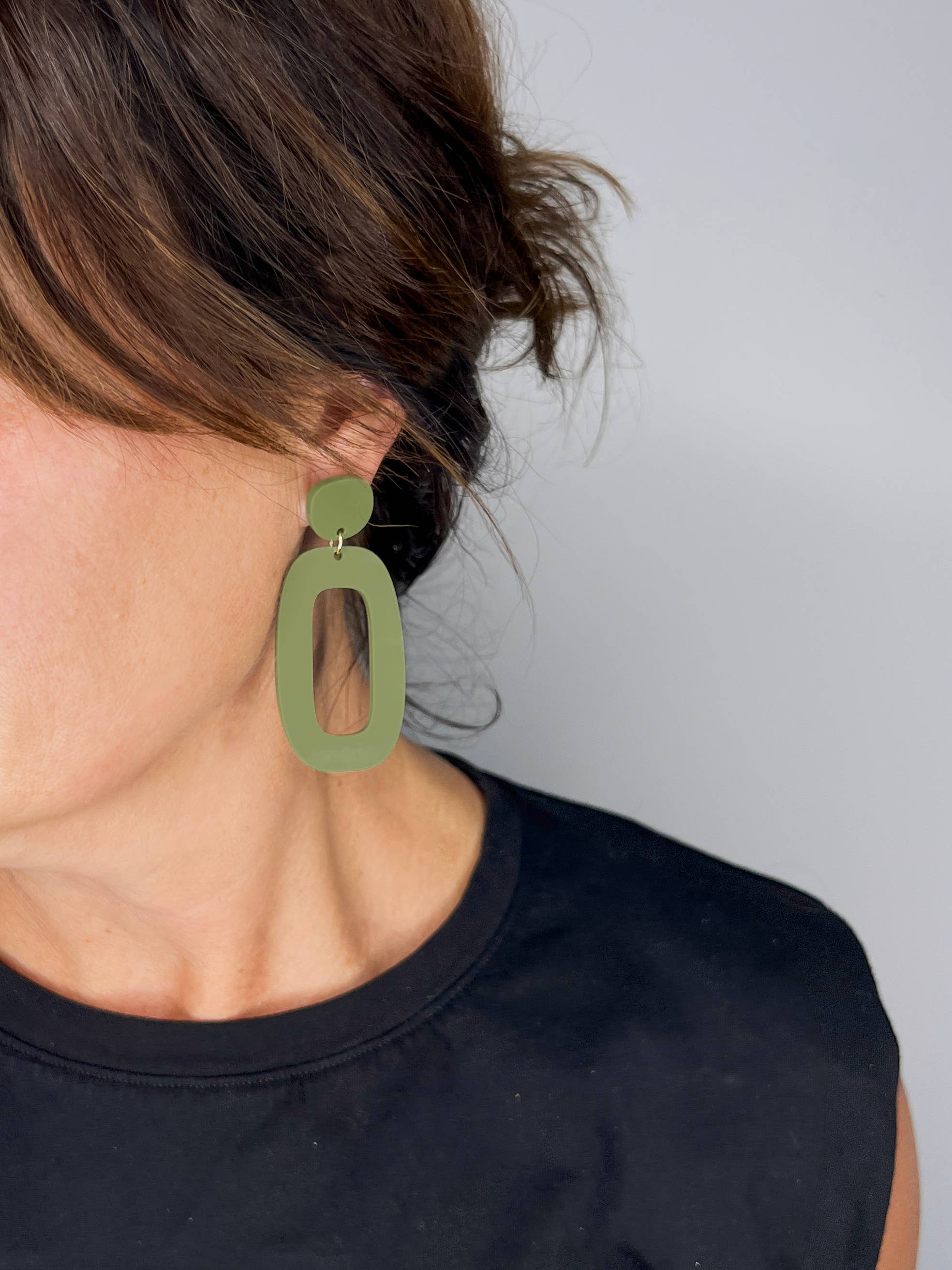 Woman Wearing Mingled RILEY Dangle Earrings in Olive Green - Earings LUXAMORE