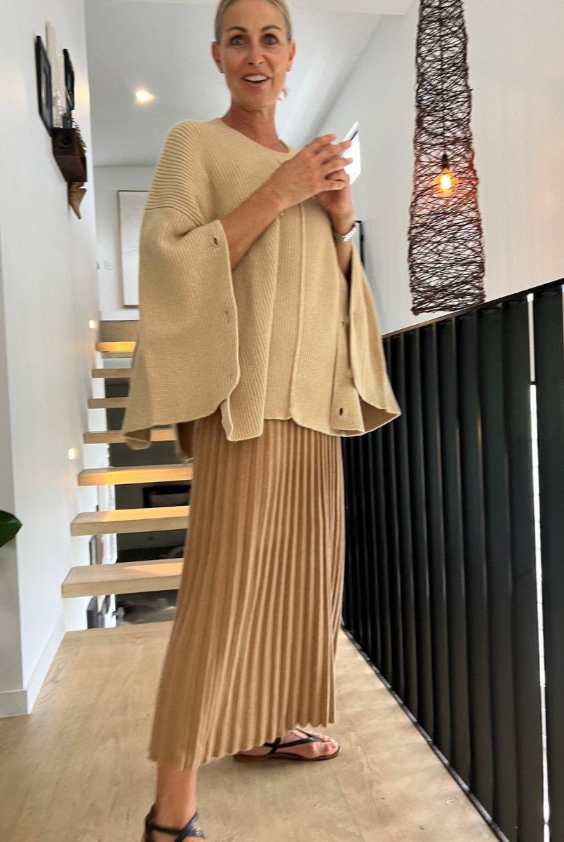 Woman Wearing Cashmere Sweater Made In Italy by Lemme : Beige - cashmere sweater LUXAMORE