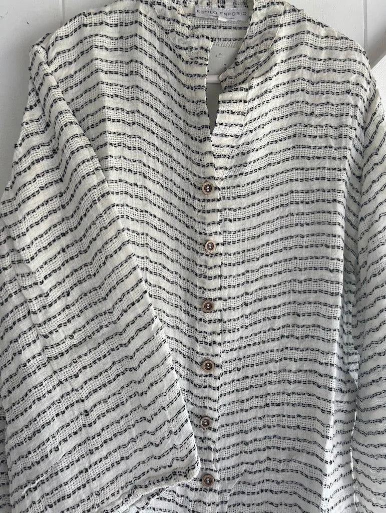 Estilo Emoporio Manta Mini Linen Dress worn by model in natural setting LUXAMORE 