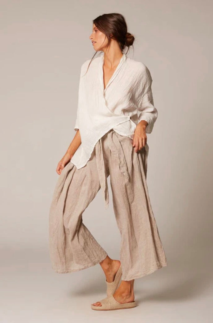 Estilo Emporio Batista Pant - White - LUXAMORE -Pants-Estilo Emporio Batista Pant ✔️ 100% Italian Linen – Sustainably crafted for breathable, all-day comfort✔️ High-Rise Silhouette ✔️ Adjustable Tie Waist. Shop Now