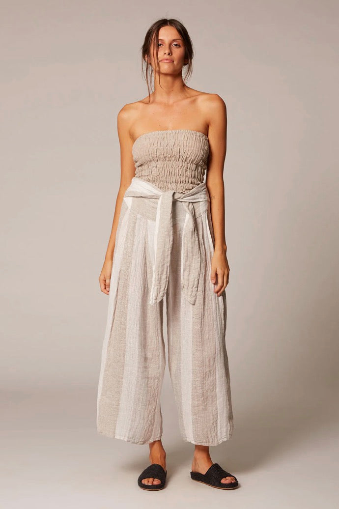 Estilo Emporio Batista Pant - White - LUXAMORE -Pants-Estilo Emporio Batista Pant ✔️ 100% Italian Linen – Sustainably crafted for breathable, all-day comfort✔️ High-Rise Silhouette ✔️ Adjustable Tie Waist. Shop Now