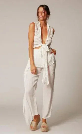 Estilo Emporio Linen Pant Coco worn by model in natural setting LUXAMORE 