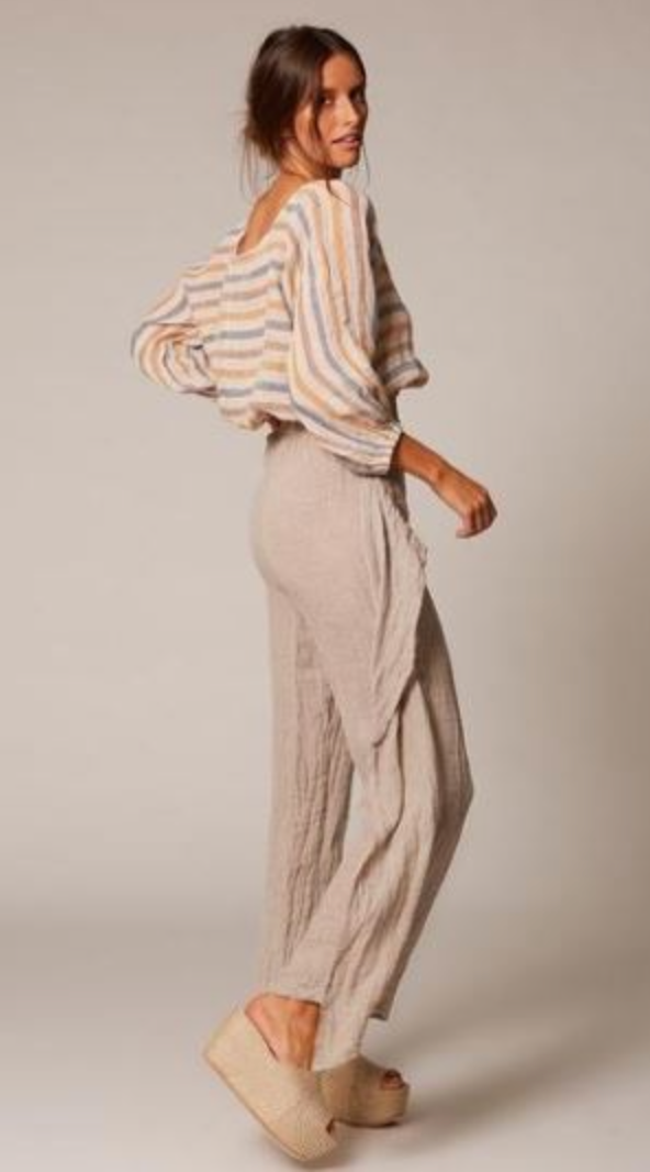 Woman Wearing Estilo Emporio Diverti Short - Shorts LUXAMORE