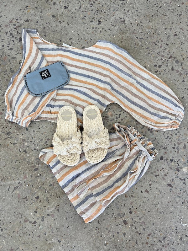 Woman Wearing Estilo Emporio Diverti Short - Shorts LUXAMORE