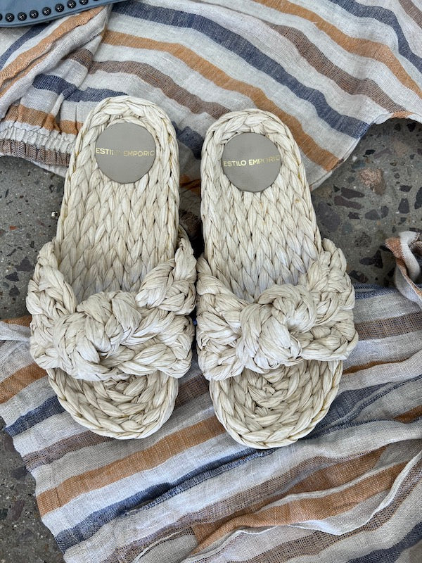 Woman Wearing Estilo Emporio Diverti Short - Shorts LUXAMORE