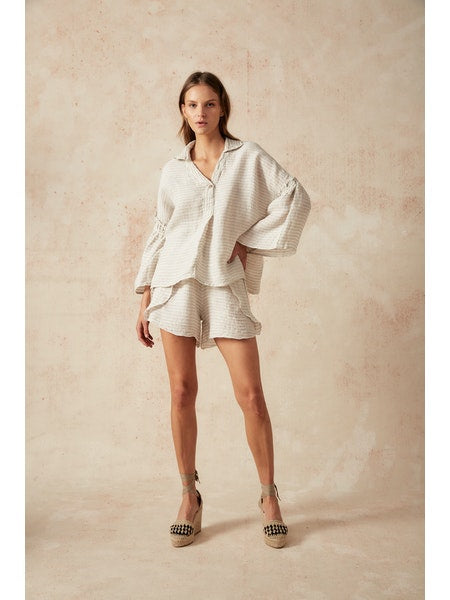 Woman Wearing Estilo Emporio Filly Shorts - Shorts LUXAMORE