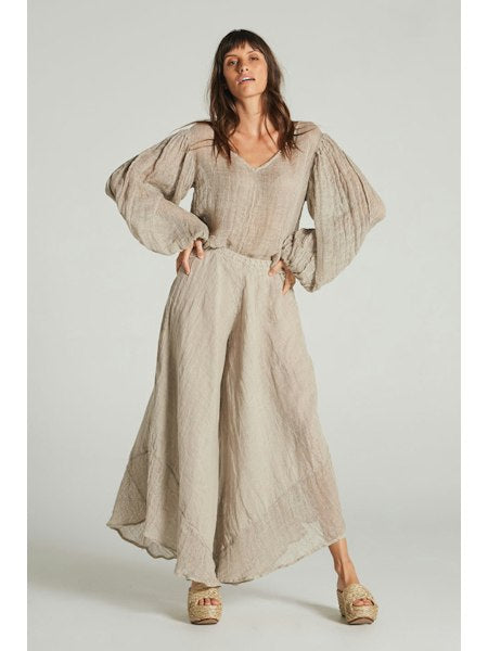 Estilo Emporio Fortune Top - LUXAMORE -Tops-Editors Notes A beautifully cut loose weave linen top, made in Positano Italy from Italian linen. This top fits true to size and is a must for any wardrobe. in a textured open weave, the Fortune Top has a boho luxe feel with an understated sleeve creating a contemporary fluid shape. Handmade in Italy the traditional way, Available now from LUXAMORE Colours available:Natural Italian linen Size is OSFA for small or extra small Style L4007