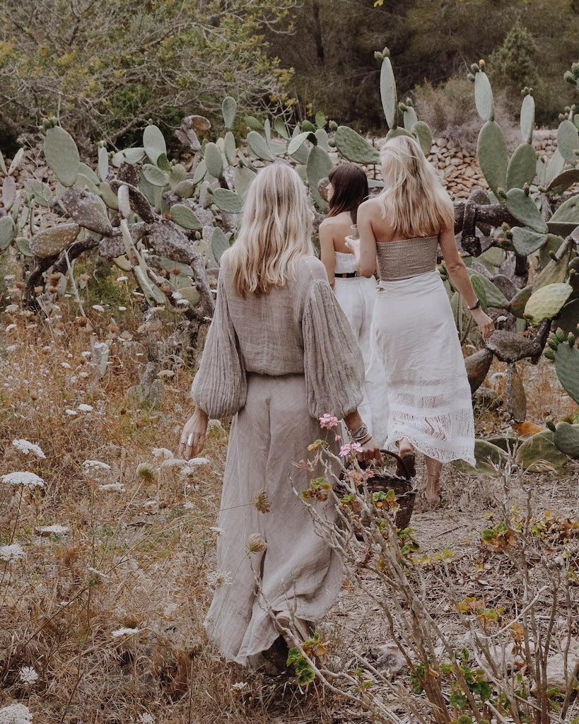 Estilo Emporio Fortune Top - LUXAMORE -Tops-Editors Notes A beautifully cut loose weave linen top, made in Positano Italy from Italian linen. This top fits true to size and is a must for any wardrobe. in a textured open weave, the Fortune Top has a boho luxe feel with an understated sleeve creating a contemporary fluid shape. Handmade in Italy the traditional way, Available now from LUXAMORE Colours available:Natural Italian linen Size is OSFA for small or extra small Style L4007
