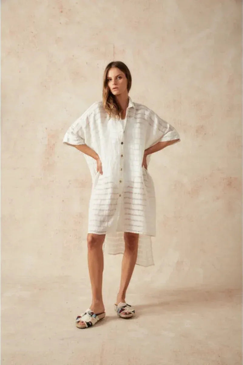 Estilo Emporio La Cota Cover Up Linen Dress worn by model in natural setting LUXAMORE 