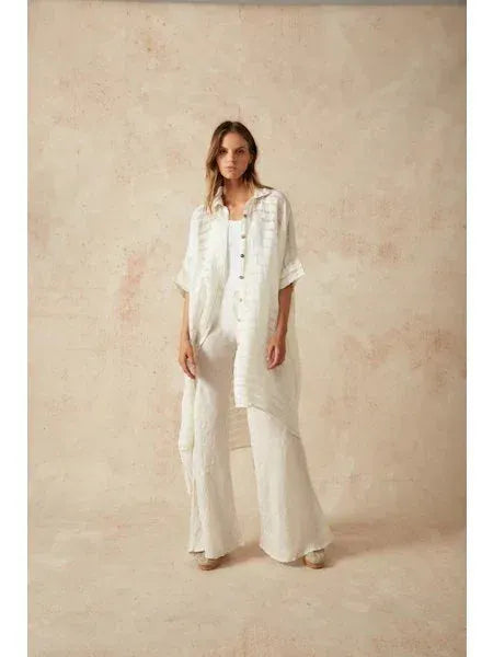 Estilo Emporio La Cota Cover Up Linen Dress worn by model in natural setting LUXAMORE 