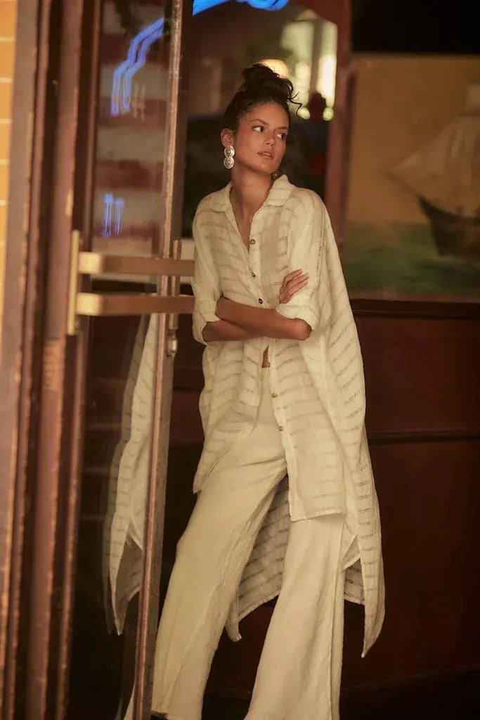 Estilo Emporio La Cota Cover Up Linen Dress worn by model in natural setting LUXAMORE 