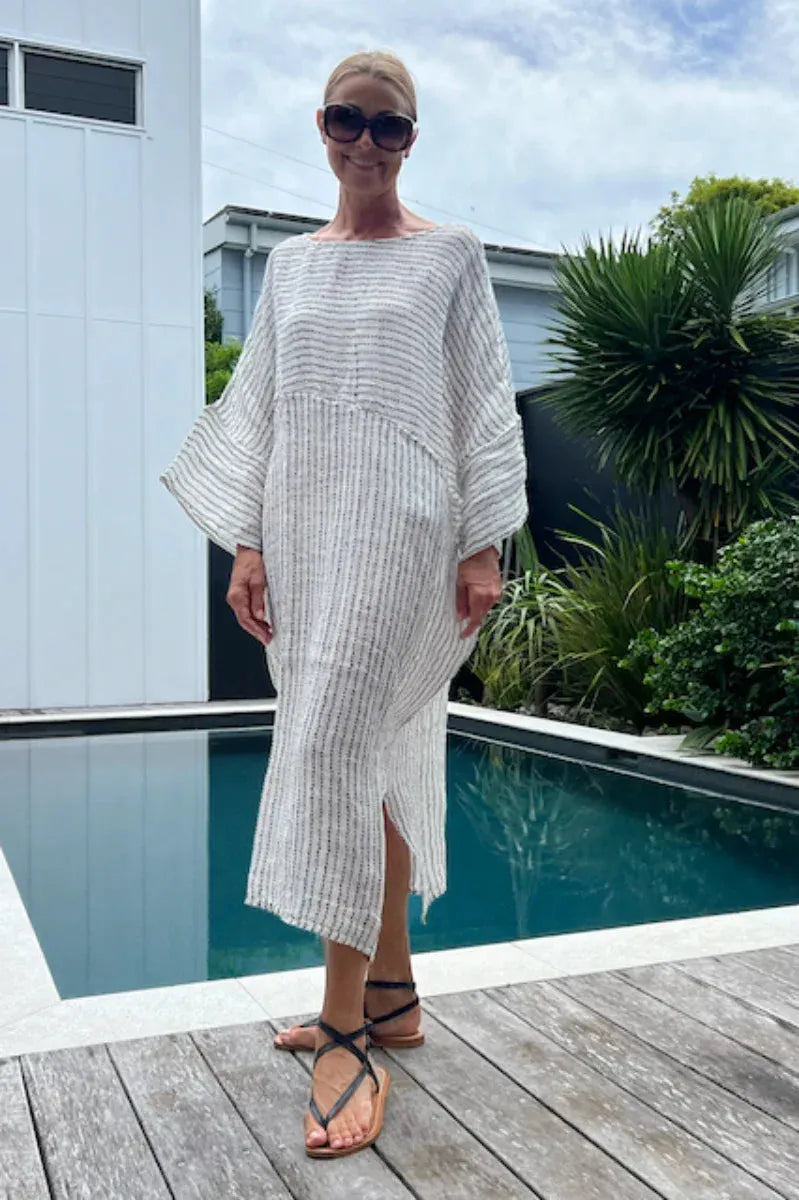 Estilo Emporio Nebbilio Linen Dress - Binario worn by model in natural setting LUXAMORE 