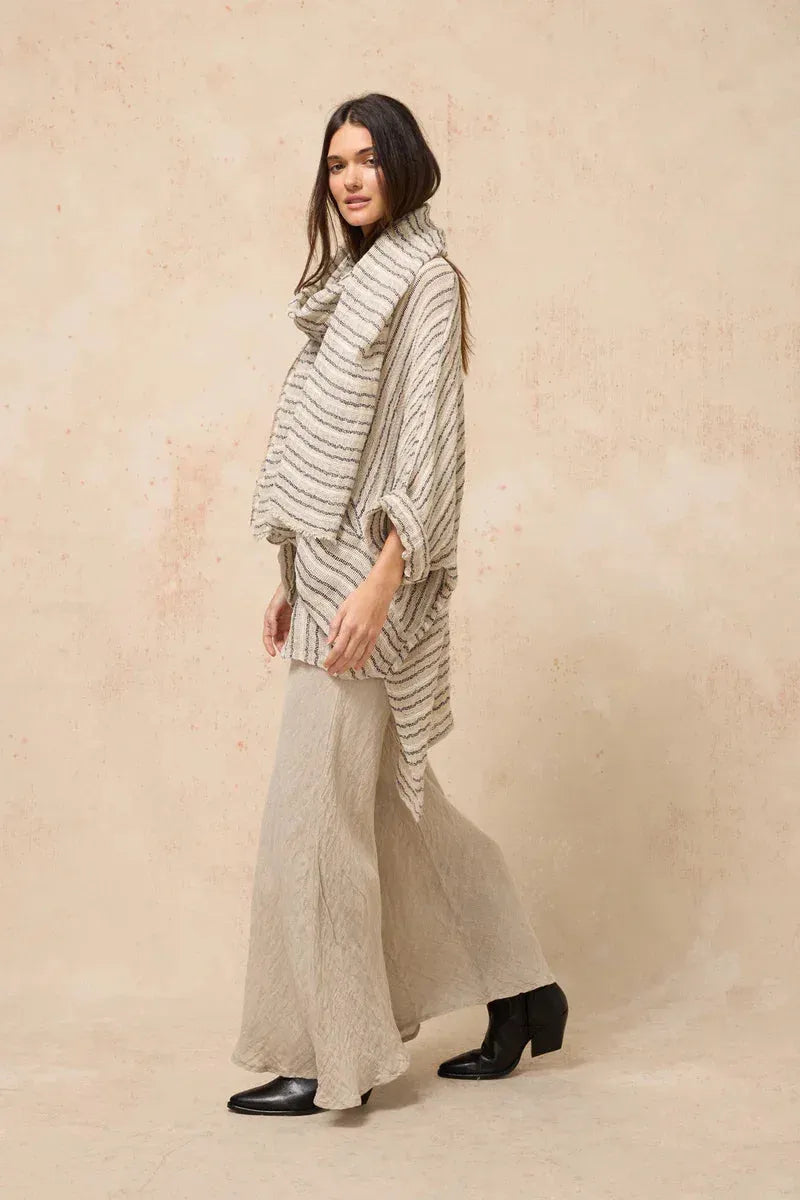 Estilo Emporio Linen Pant Novo Flare - Brasile Natural worn by model in natural setting LUXAMORE 