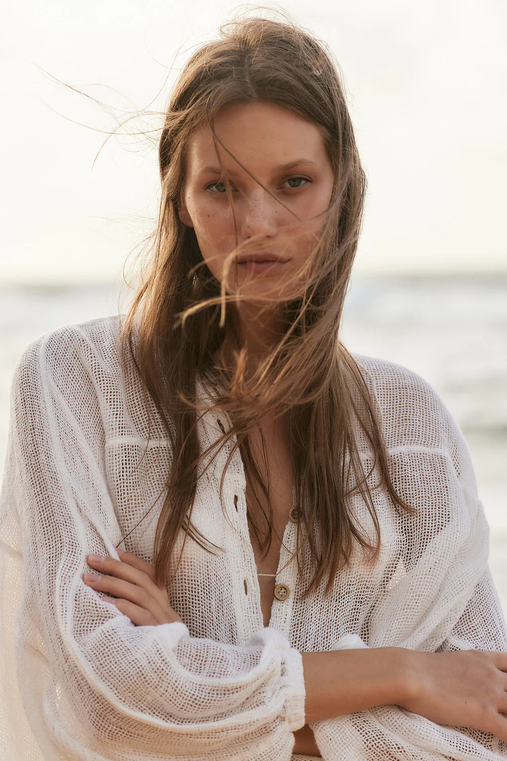 Woman Wearing Estilo Emporio Oboe Linen Shirt - Rete Nero - Top LUXAMORE