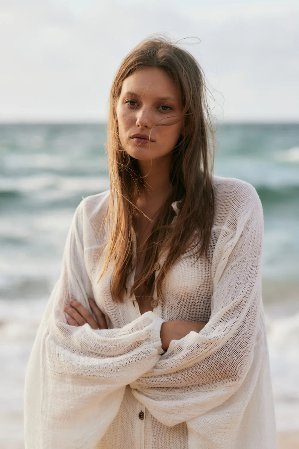 Woman Wearing Estilo Emporio Oboe Linen Shirt - Rete Nero - Top LUXAMORE