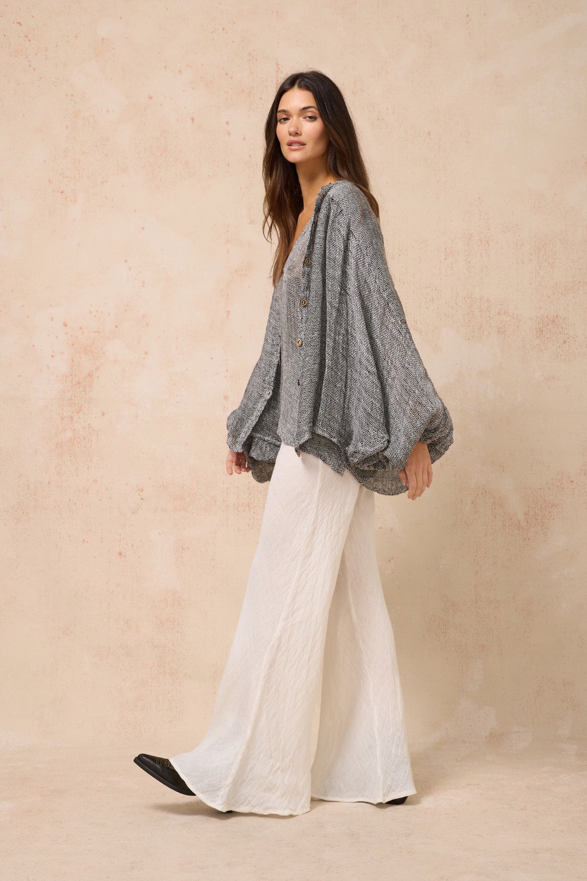 Woman Wearing Estilo Emporio Oboe Linen Shirt - Rete Nero - Top LUXAMORE