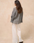 Woman Wearing Estilo Emporio Oboe Linen Shirt - Rete Nero - Top LUXAMORE